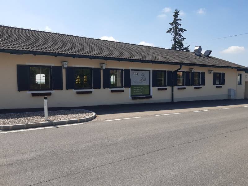Predaj gastro priestoru, Hornerstraße, Hornerstraße, Hollabrunn - Exteriér budovy na ulici Hornerstraße s gastro priestormi a parkovaním pred vchodom.