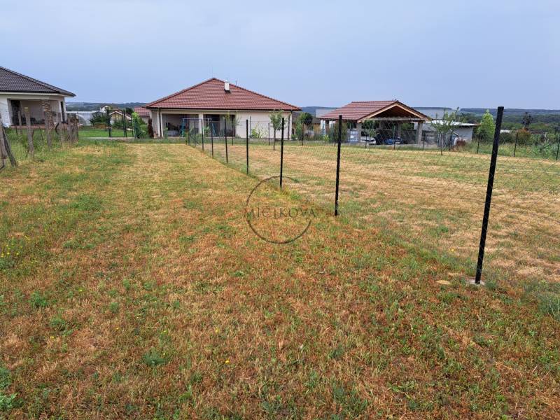 Predáme investičný pozemok, 633 m2, Nitra - Párovské Háje - Pozemok na bývanie v Nitre so zatrávnenou plochou a oplotením.