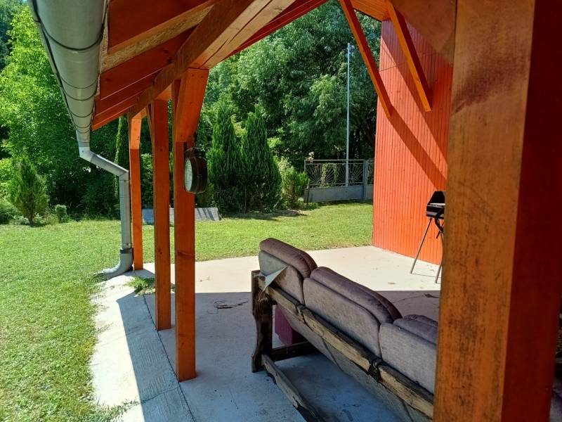 TUŽINA okres Prievidza - CHATA s terasou a garážou  - Veranda pri chate v Tužine s posedením a grilom obklopená zeleňou.