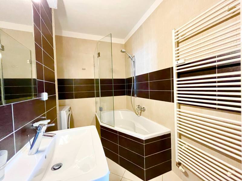 Na prenájom elegantný 2-izbový byt v novostavbe na ulici Ružová dolina - Kúpeľňa so sprchovacím kútom, umývadlom a rebríkovým radiátorom, zariadenie v 2-izbovom byte.