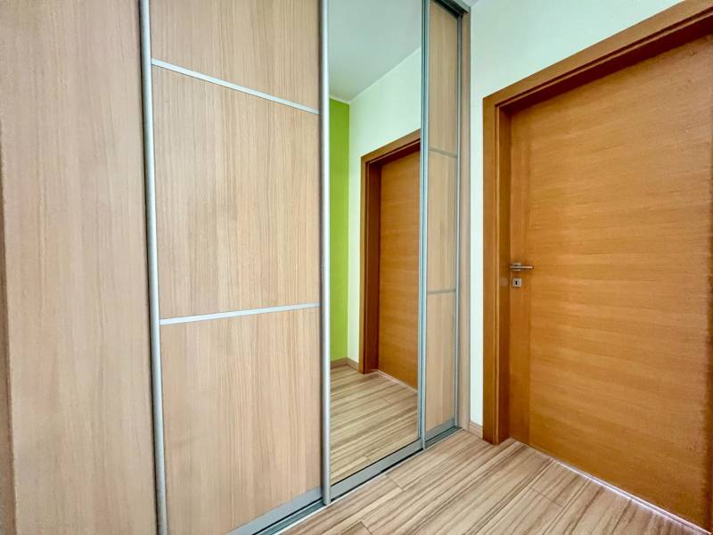 Na prenájom elegantný 2-izbový byt v novostavbe na ulici Ružová dolina - Drevené dvere a vstavaná skriňa so zrkadlom v 2-izbovom byte.