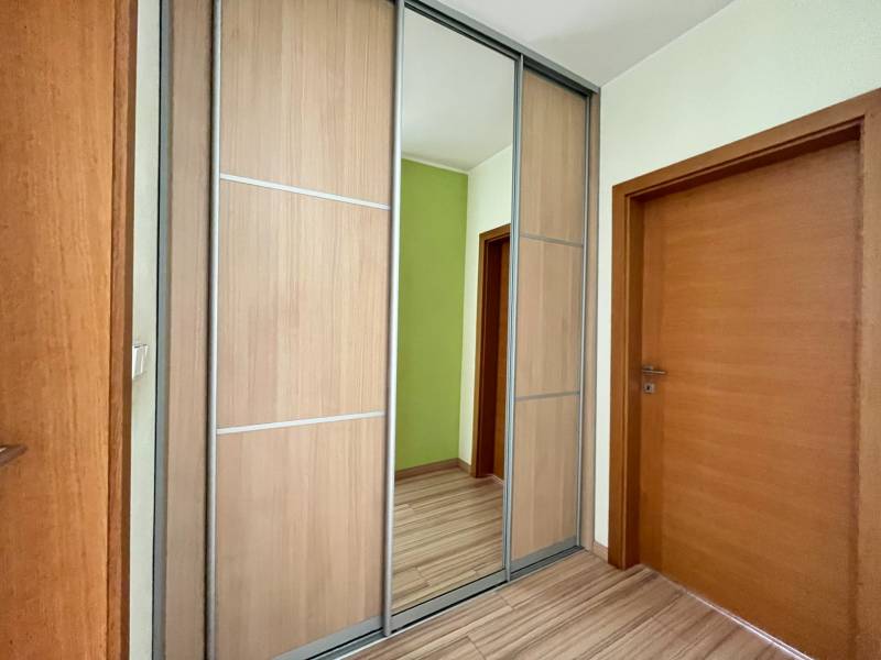 Na prenájom elegantný 2-izbový byt v novostavbe na ulici Ružová dolina - Chodba v 2-izbovom byte so zrkadlovou skriňou a drevenými dverami.