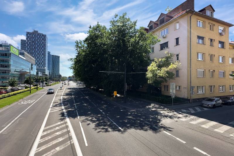 Vkusne zrekonštruovaný 3-izbový byt - Karadžičova ulica, Bratislava - Cesty a budovy na Karadžičovej ulici v Bratislave - Staré Mesto, obklopené zeleňou.