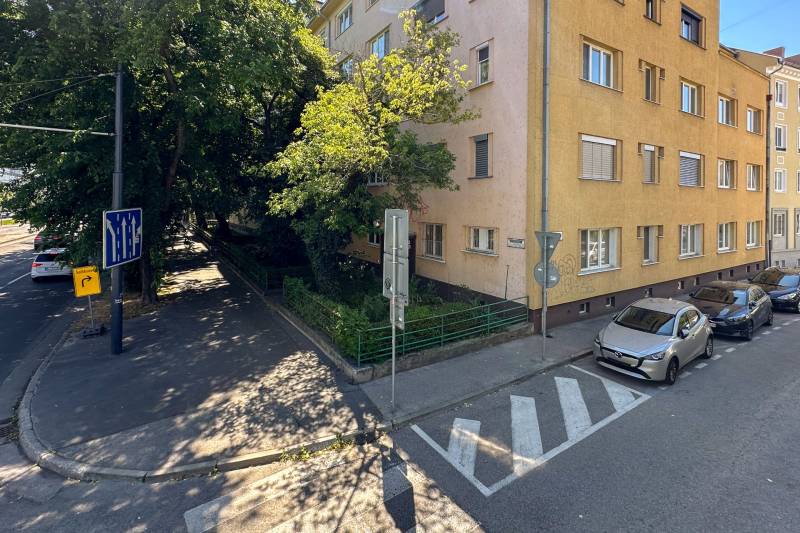 Vkusne zrekonštruovaný 3-izbový byt - Karadžičova ulica, Bratislava - Ulica Karadžičova v Bratislave - Staré Mesto s budovou a zaparkovanými autami.