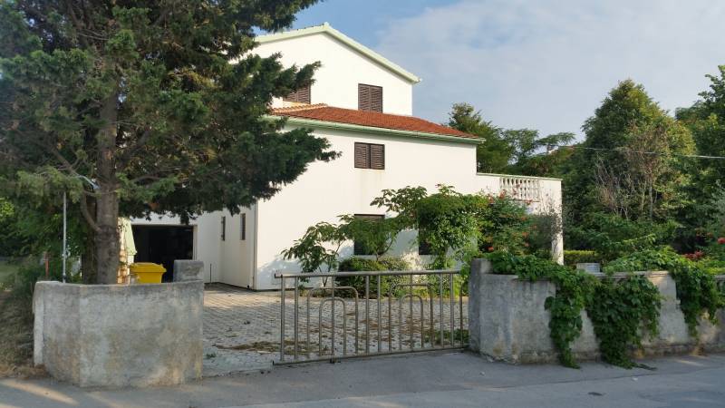 CHORVÁTSKO - 2. rad od mora - apartmánový dom - VRSI, Zadar - Rodinný dom vo Vrsi s bielou fasádou, červenou strechou a okolitou zeleňou.