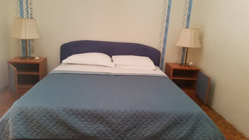 CHORVÁTSKO - 2. rad od mora - apartmánový dom - VRSI, Zadar - Spálňa v Rodinnom dome, s dvojposteľou a nočnými stolíkmi.