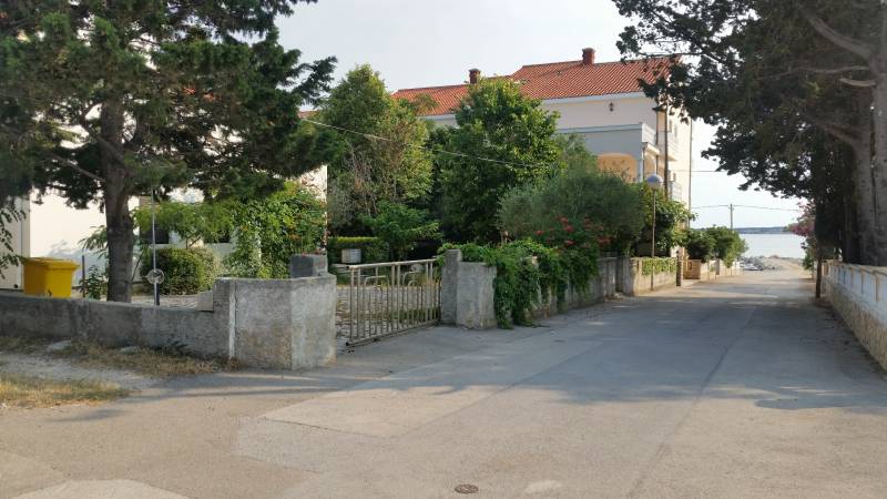 CHORVÁTSKO - 2. rad od mora - apartmánový dom - VRSI, Zadar - Rodinný dom v obci Vrsi s okolitou zeleňou a výhľadom na more.