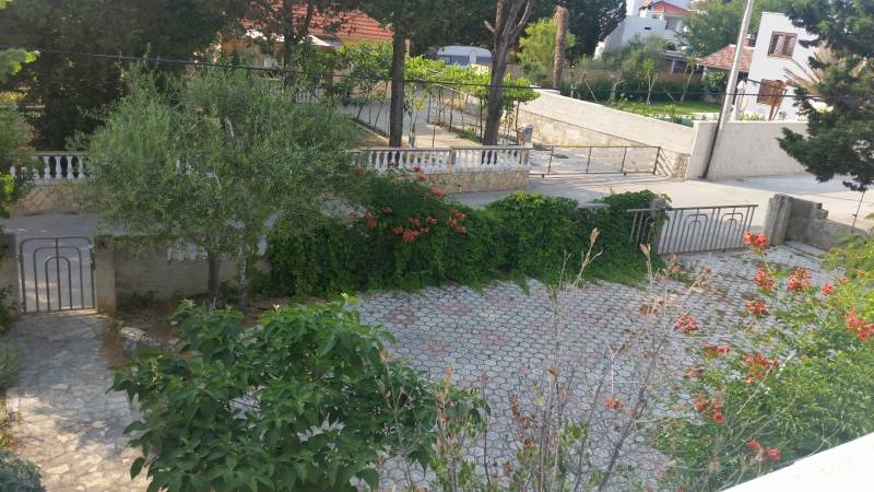 CHORVÁTSKO - 2. rad od mora - apartmánový dom - VRSI, Zadar - Záhrada rodinného domu vo Vrsi s dlažbou, zeleňou a kvetmi.
