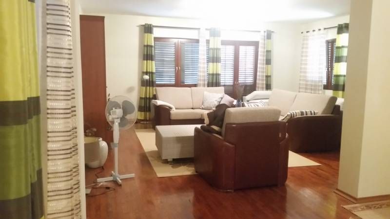 CHORVÁTSKO - 2. rad od mora - apartmánový dom - VRSI, Zadar - Obývacia izba v rodinnom dome s pohodlnou sedacou súpravou a ventilátorom.