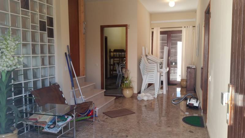 CHORVÁTSKO - 2. rad od mora - apartmánový dom - VRSI, Zadar - Chodba v rodinnom dome s poskladanými stoličkami, skleneným stolom a vysávačom.