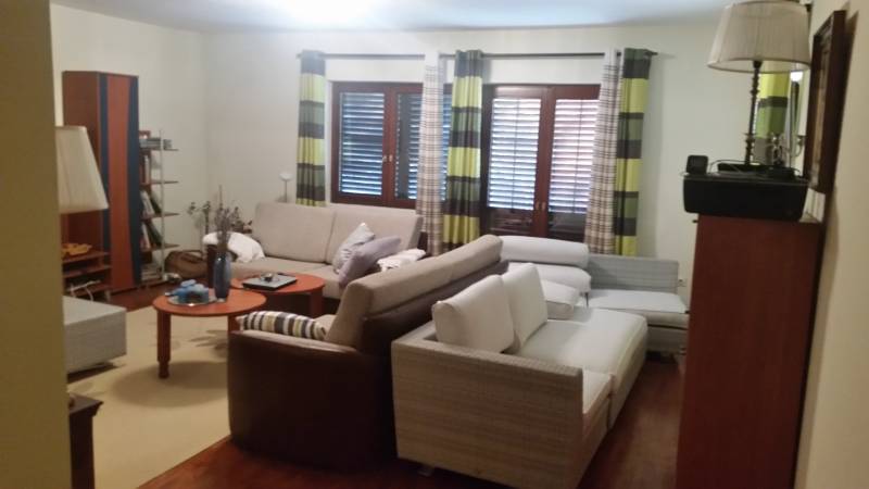 CHORVÁTSKO - 2. rad od mora - apartmánový dom - VRSI, Zadar - Obývacia izba s pohodlnými sedačkami, dreveným nábytkom a záclonami v Rodinnom dome.