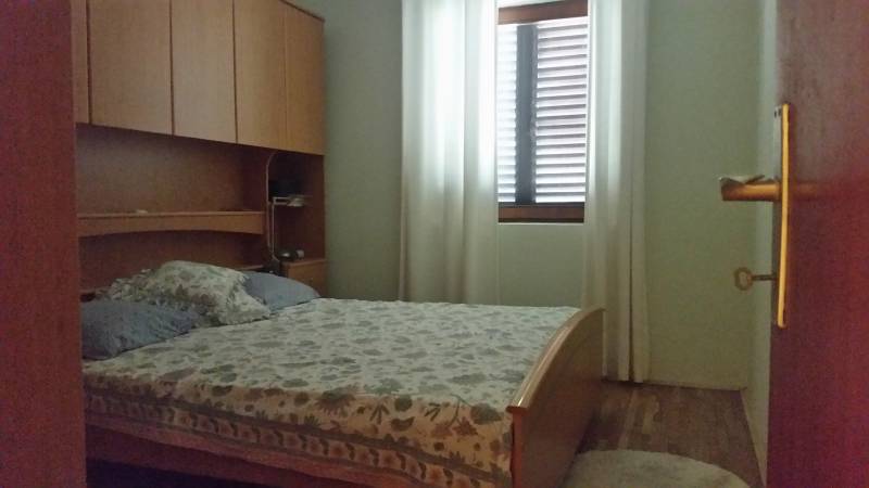 CHORVÁTSKO - 2. rad od mora - apartmánový dom - VRSI, Zadar - Útulná spálňa so vstavanými skriňami a posteľou v rodinnom dome.