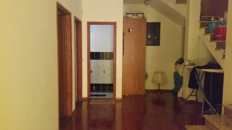 CHORVÁTSKO - 2. rad od mora - apartmánový dom - VRSI, Zadar - Interiér rodinného domu so schodiskom, podlahou z dreva a dverami.
