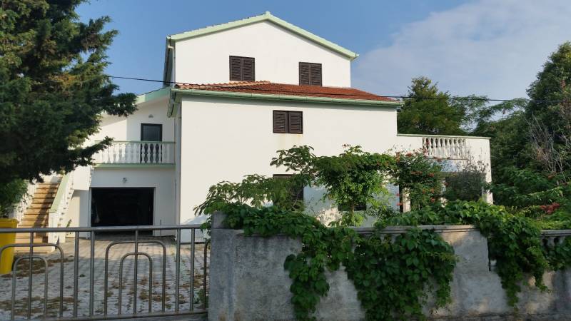 CHORVÁTSKO - 2. rad od mora - apartmánový dom - VRSI, Zadar - Rodinný dom vo Vrsi s bielou fasádou a terasou obklopený zeleňou.