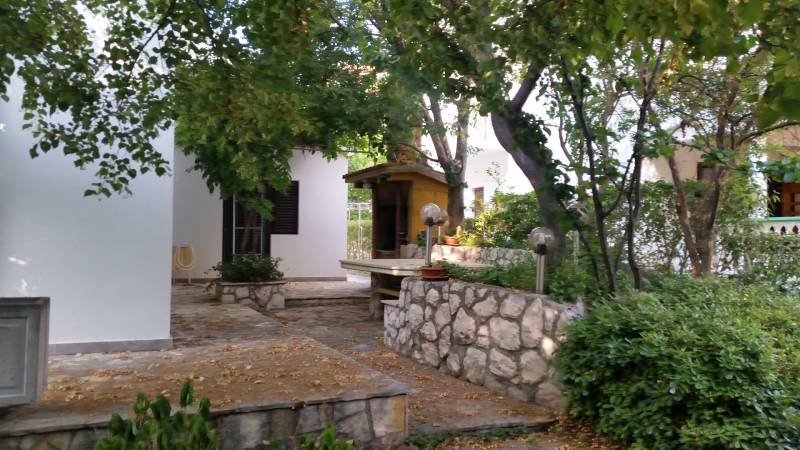 CHORVÁTSKO - 2. rad od mora - apartmánový dom - VRSI, Zadar - Rodinný dom vo Vrsi obklopený stromami a kamennými prvkami.
