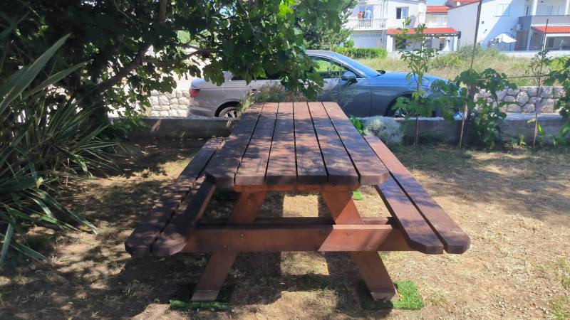 CHORVÁTSKO - 1. rad od mora - Rodinný dom - VRSI, Zadar - Drevený piknikový stôl v tieni v záhrade rodinného domu v meste Vrsi.