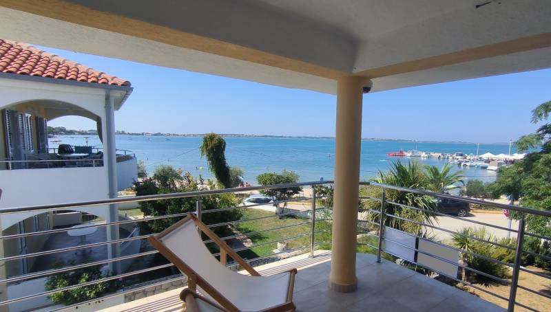 CHORVÁTSKO - 1. rad od mora - Rodinný dom - VRSI, Zadar - Výhľad z rodinného domu vo Vrsi na more a prístav so zeleňou.