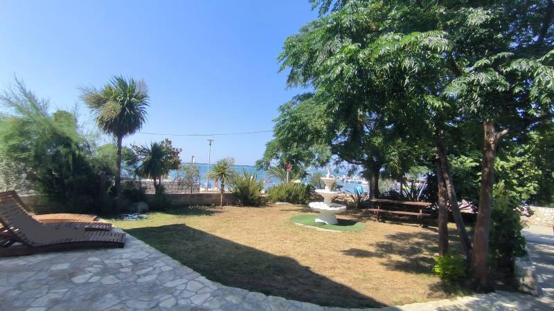 CHORVÁTSKO - 1. rad od mora - Rodinný dom - VRSI, Zadar - Záhrada pri rodinnom dome vo Vrsi s palmami, fontánou a pohľadom na more.