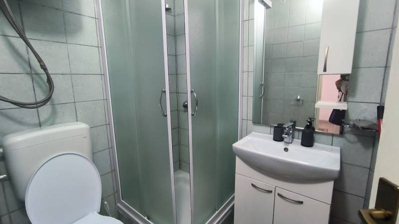 CHORVÁTSKO - 1. rad od mora - Rodinný dom - VRSI, Zadar - Kúpeľňa s toaletou, sprchovacím kútom a umývadlom v rodinnom dome.