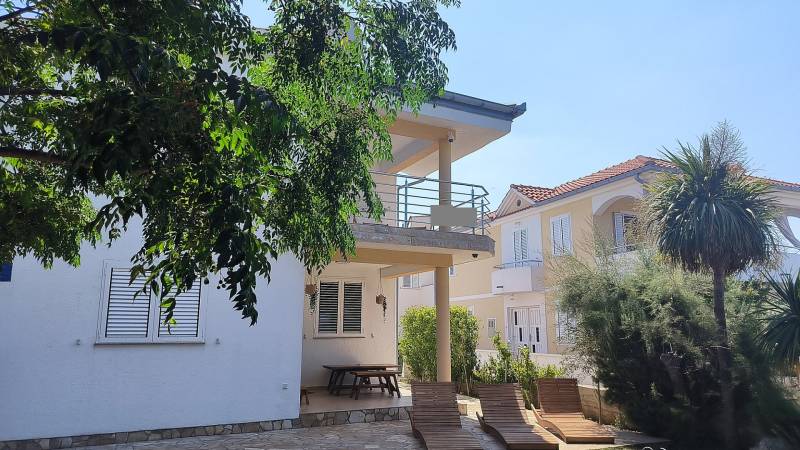 CHORVÁTSKO - 1. rad od mora - Rodinný dom - VRSI, Zadar - Rodinný dom vo Vrsi s terasou, lavičkami a zeleňou v okolí.
