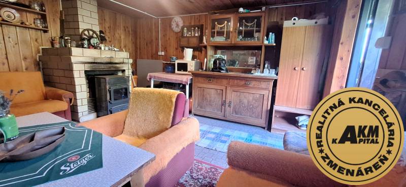 Murovaná záhradná chata, 361 m2, Zvolen - Sekier - Drevený interiér chaty s krbom, pohovkami a rustikálnym nábytkom.