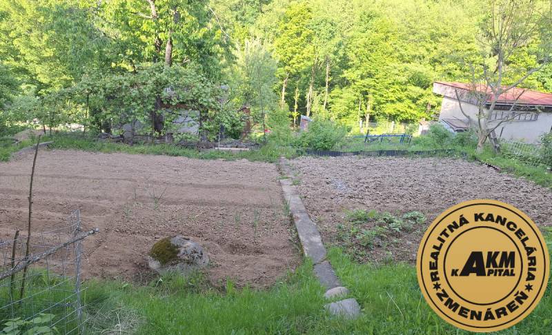 Murovaná záhradná chata, 361 m2, Zvolen - Sekier - Záhrada s úžitkovou plochou pri chate v Zvolene, obklopená zeleňou a stromami.