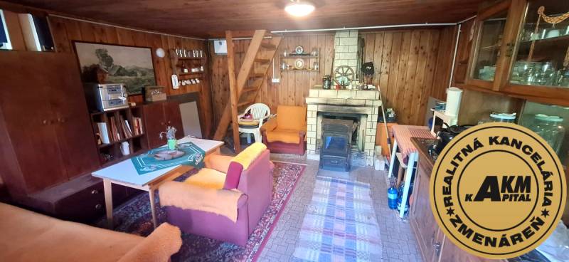 Murovaná záhradná chata, 361 m2, Zvolen - Sekier - Drevený interiér chaty s krbom, posedením a kuchynským kútom.