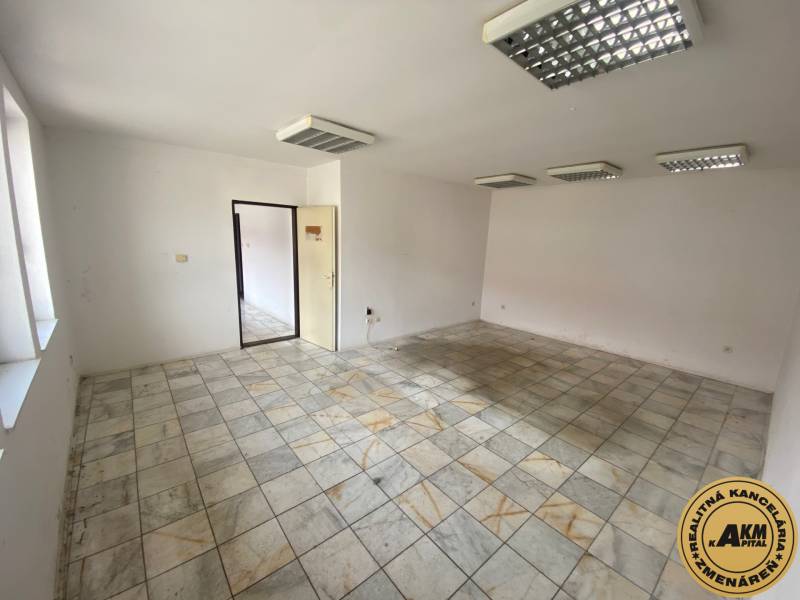VÝROBNÉ A SKLADOVÉ PRIESTORY +  RD NA PREDAJ,  ZVOLENSKA SLATINA - Prázdna miestnosť s dlažbou a stropnými svietidlami vo výrobných priestoroch.