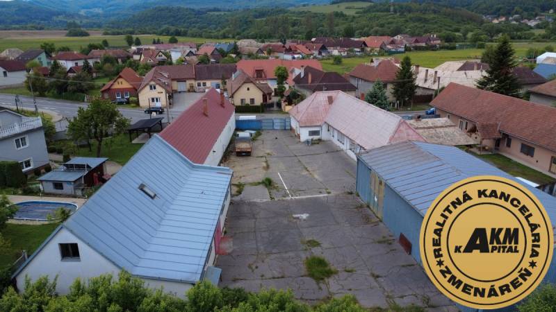 VÝROBNÉ A SKLADOVÉ PRIESTORY +  RD NA PREDAJ,  ZVOLENSKA SLATINA - Výrobné priestory na ulici Slovenského národného povstania vo Zvolene, obklopené domami a zeleňou.