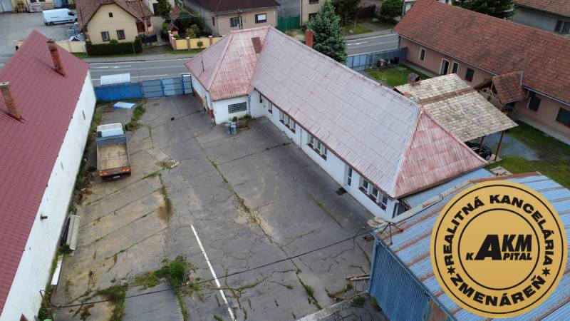 VÝROBNÉ A SKLADOVÉ PRIESTORY +  RD NA PREDAJ,  ZVOLENSKA SLATINA - Výrobné priestory na ulici Slovenského národného povstania v meste Zvolen, s dvomi budovami a dvorom.