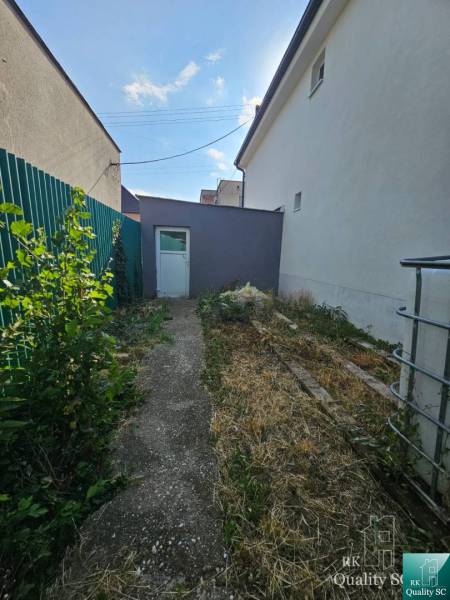 Obec Veľká Mača, okres Galanta - EXKLUZÍVNE NA PREDAJ veľký kompletne  - Rodinný dom na Rybničnej ulici vo Veľkej Mači, úzky dvor so zeleňou a betónovým chodníkom.