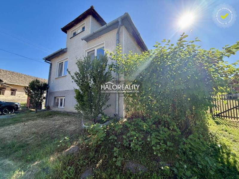 Predaj, rodinný dom Padarovce - EXKLUZÍVNE HALO REALITY - Rodinný dom v Padarovciach obklopený zeleňou a slnečným počasím.