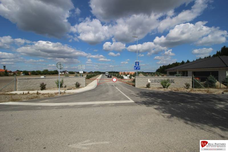 Luxusná veľkometrážna parcela za skvelú cenu Kvetoslavov,2480m2 - Cesta na ulici Lesopark vedie k pozemkom, vhodné pre bývanie.