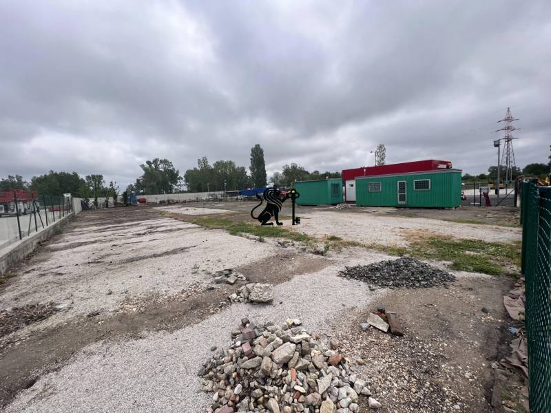 Na prenájom pozemok na Rybničnej ulici - Na ulici Rybničná sú komerčné pozemky, štrkový povrch a zelené budovy.
