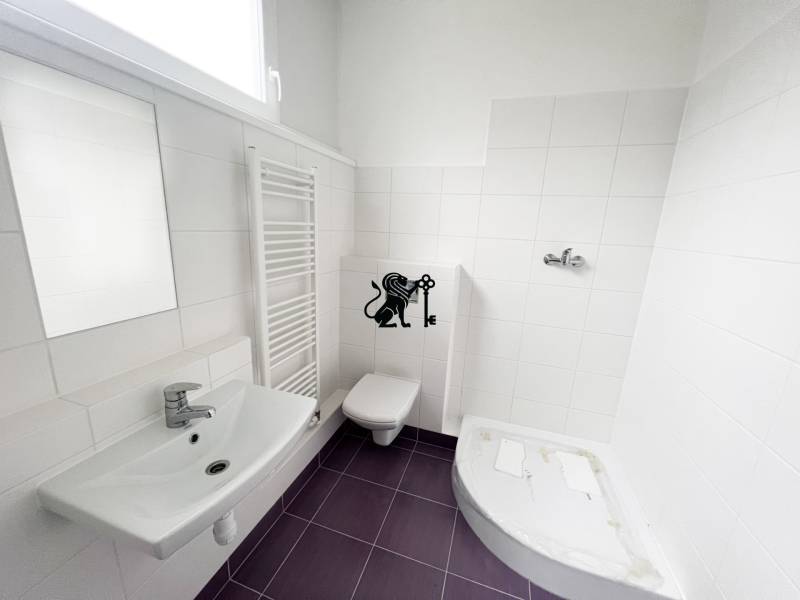 Predaj obchodného priestoru so služobným bytom pri Račianskom Mýte - Kúpeľňa s umývadlom, zrkadlom, WC a sprchovacím kútom, na ulici Jozefa Cígera Hronského.