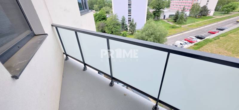 BÝVAJ PRVÝ v 2i byte, DIAMNAT, BALKÓN, KLÍMA, PARKING, Rybničná ulica - Balkón 2-izbového bytu s výhľadom na ulicu Rybničnú, Bratislava - Vajnory.
