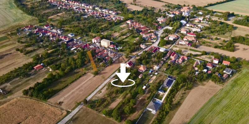 POZEMKY - ZÁHRADY OD 12.780€ | BLESOVCE  - Letecký pohľad na pozemky pre bývanie v Blesovciach na ulici blesovce, obklopené prírodou.