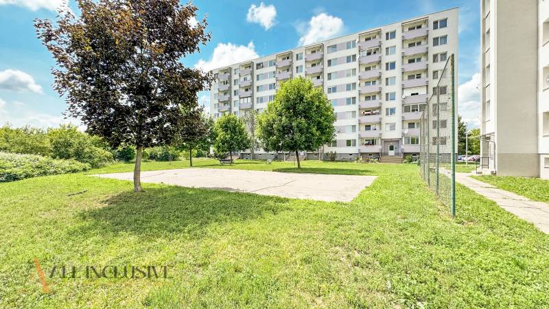 PRIESTRANNÝ 3 IZBOVÝ BYT | TOPOĽČANY | STREĎANSKÁ - Panelák obklopený zeleňou a športovým ihriskom na Streďanskej ulici v Topoľčanoch.