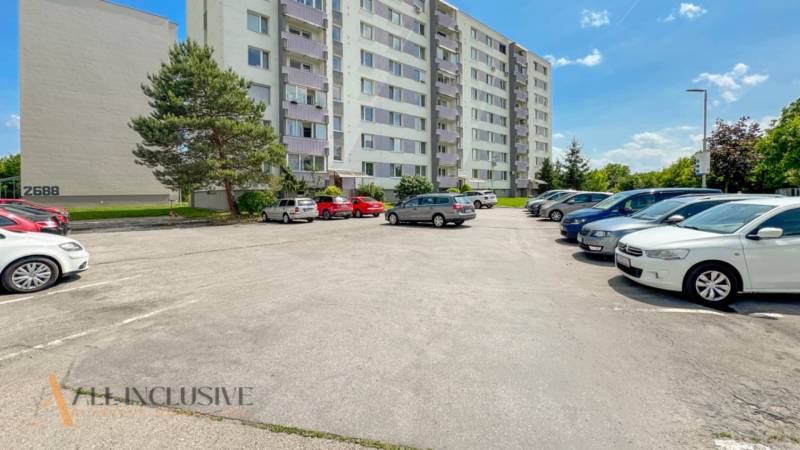 PRIESTRANNÝ 3 IZBOVÝ BYT | TOPOĽČANY | STREĎANSKÁ - Parkovisko pred obytným domom na Streďanskej ulici v Topoľčanoch, ponúkajúcom 3-izbový byt.