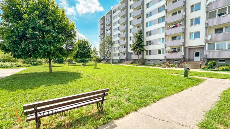 PRIESTRANNÝ 3 IZBOVÝ BYT | TOPOĽČANY | STREĎANSKÁ - Panelák so zeleňou na Streďanskej ulici v Topoľčanoch, vhodný pre 3-izbový byt.