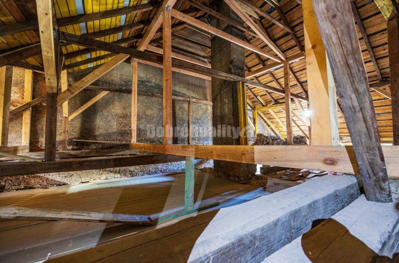 PREDAJ - investičná príležitosť - historocká budova Banská Štiavnica - - Podkrovie s drevenými trámami a podlahou s dreveným dekorom v obchodných priestoroch.