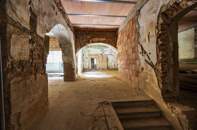 PREDAJ - investičná príležitosť - historocká budova Banská Štiavnica - - Obchodné priestory s tehlovými stenami a oblúkmi, čakajúce na renováciu.