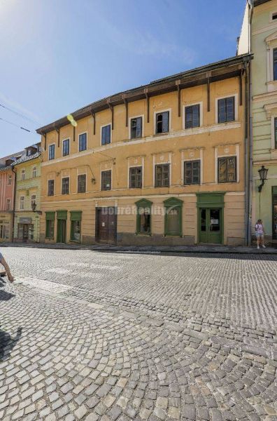 PREDAJ - investičná príležitosť - historocká budova Banská Štiavnica - - Historická budova na ulici Andreja Kmeťa v centre Banskej Štiavnice. Obchodné priestory.