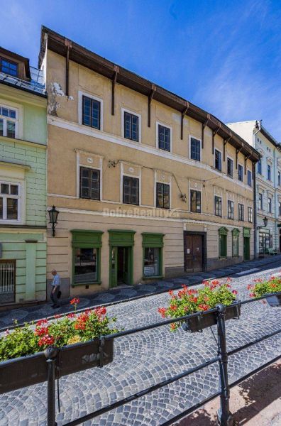 PREDAJ - investičná príležitosť - historocká budova Banská Štiavnica - - Obchodné priestory s historickou fasádou na ulici Andreja Kmeťa v Banskej Štiavnici.