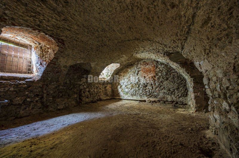 PREDAJ - investičná príležitosť - historocká budova Banská Štiavnica - - Kamenný priestor s oblúkovou klenbou, ilustrujúci historický charakter obchodných priestorov.