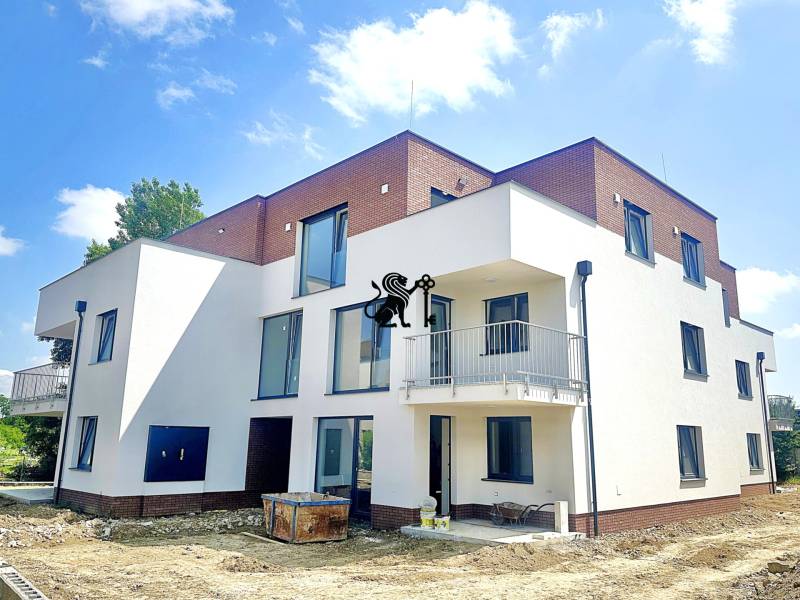 Predaj 2-izb. bytu so záhradou a terasou, Nová Tehelňa, Senec (A1101) - Novostavba bytového domu na Vtáčej ulici v Senci s tromi poschodiami, jasná obloha.