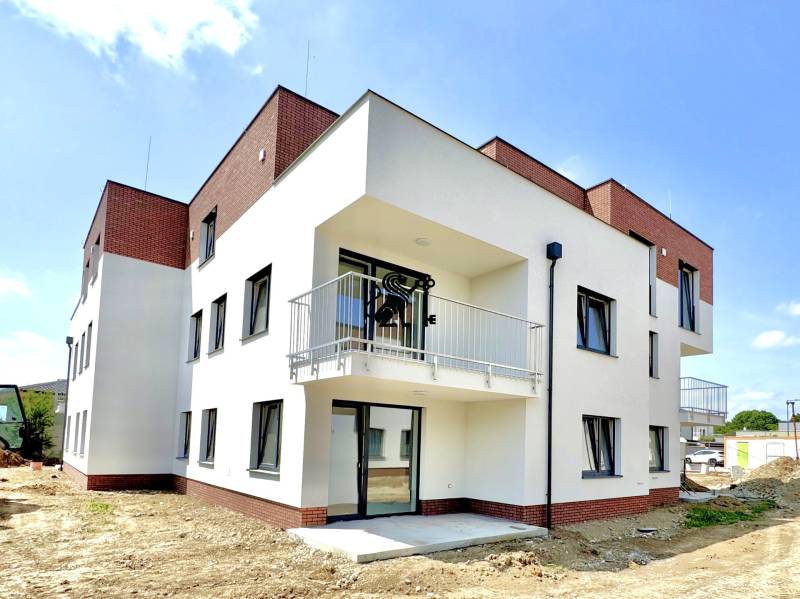 Predaj 2-izb. bytu so záhradou a terasou, Nová Tehelňa, Senec (A1101) - Novostavba na ulici Vtáčia v Senci, exteriér bytového domu s 3-izbovými bytmi.