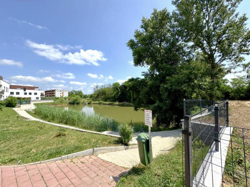 Predaj 2-izb. bytu so záhradou a terasou, Nová Tehelňa, Senec (A1101) - Jazero obklopené zeleňou a modernými budovami na Vtáčej ulici, Senec.