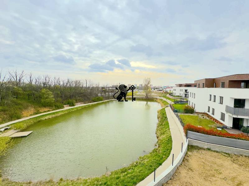 Predaj 2-izb. bytu so záhradou a terasou, Nová Tehelňa, Senec (A1101) - Výhľad z 2-izbového bytu na ulici Vtáčia na jazero a moderné budovy.