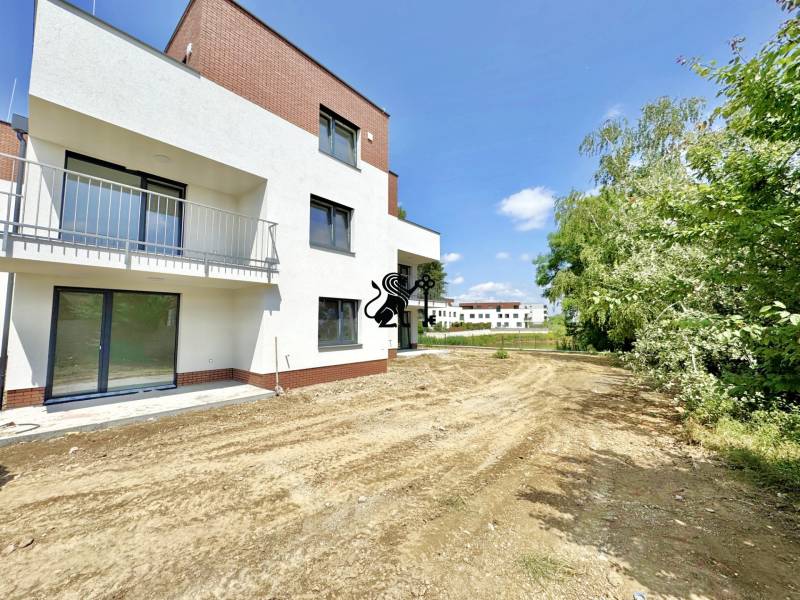 Predaj 2-izb. bytu so záhradou a terasou, Nová Tehelňa, Senec (A1101) - Novostavba s balkónmi na ulici Vtáčia v Senci, priestor pre 3-izbový byt.